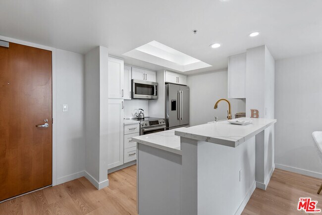 Building Photo - 13700 Marina Pointe Dr