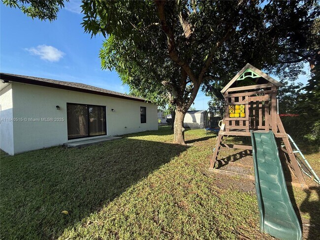 Building Photo - 5140 SW 24th St
