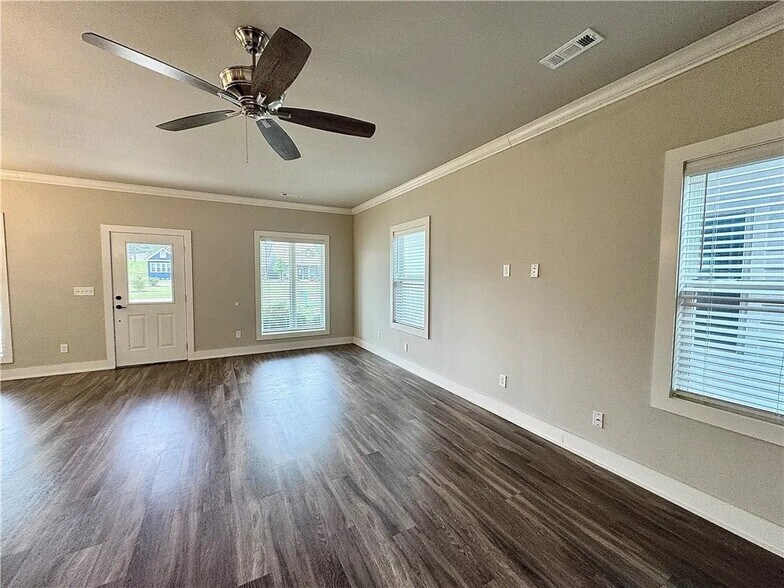 Building Photo - 837 NE Heights Ln