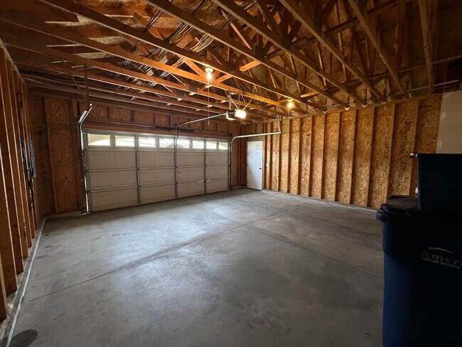 Building Photo - Bright & Beautiful 3-Bedroom Spacious, Mov...