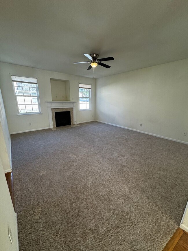 Building Photo - BEAUTIFUL OPEN FLOOR PLAN