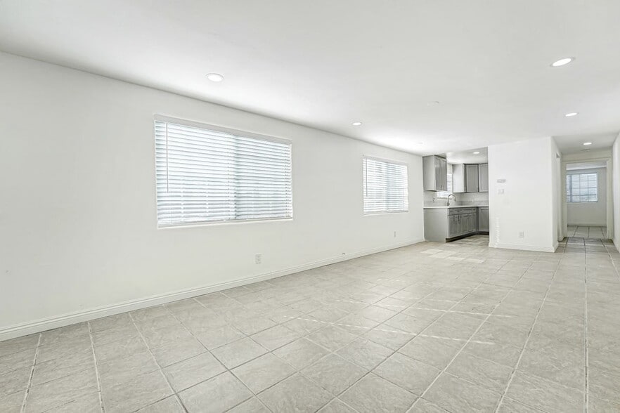 Building Photo - 400 W 109th St