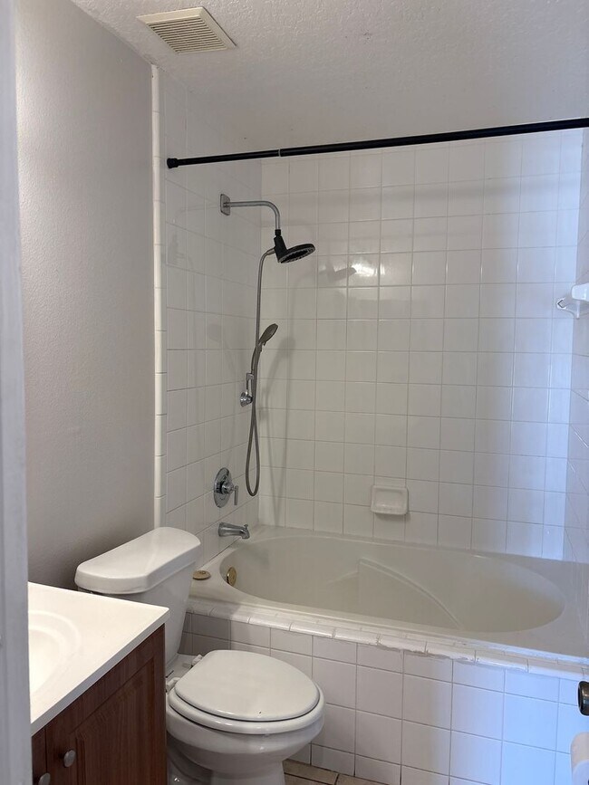 Building Photo - Charming 3-Bedroom, 2-Bath Villa with Serene Waterview in Jade East