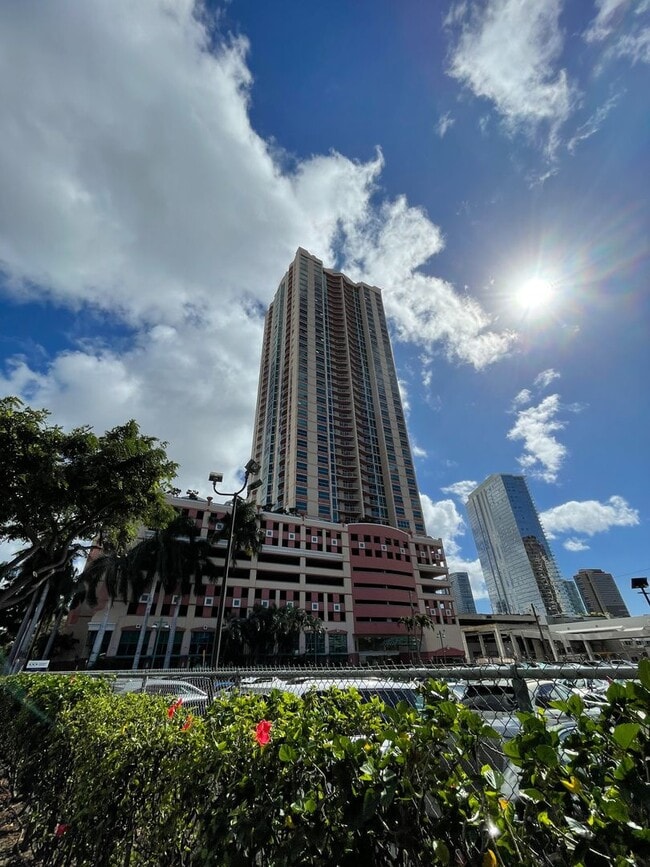 Primary Photo - Fully Furnished 1 Bed 1 Bath 1 Parking in ...