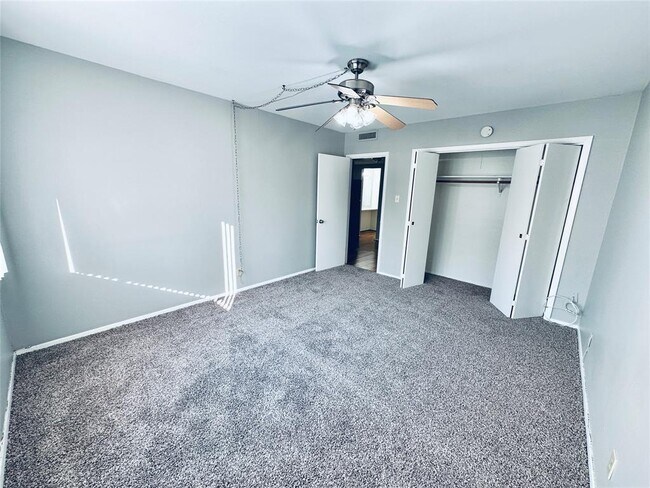 Building Photo - 601 W 11th St