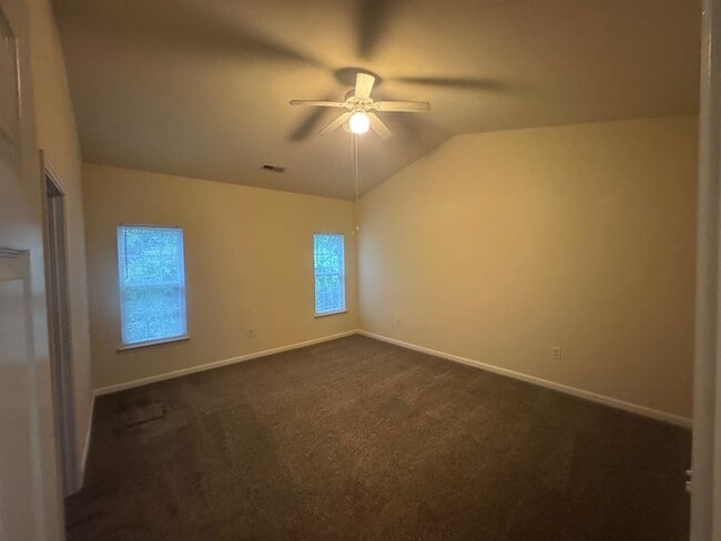 Building Photo - SPECIAL! Beautiful 3 Bed 2.5 Bath Town Hom...