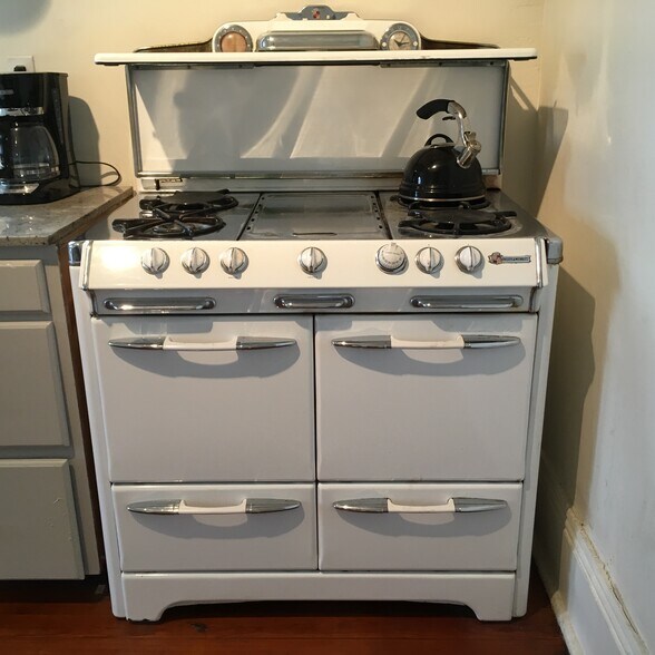 Vintage Oven - 1358 Constance St