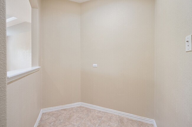 Building Photo - Peaceful 3 Bedroom, 2 Bath Home in Fantastic Paloma Lake Community!