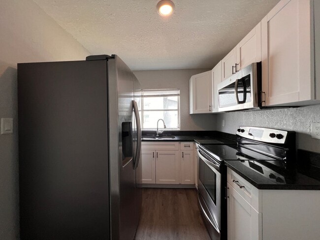 Building Photo - 718 W 7th St