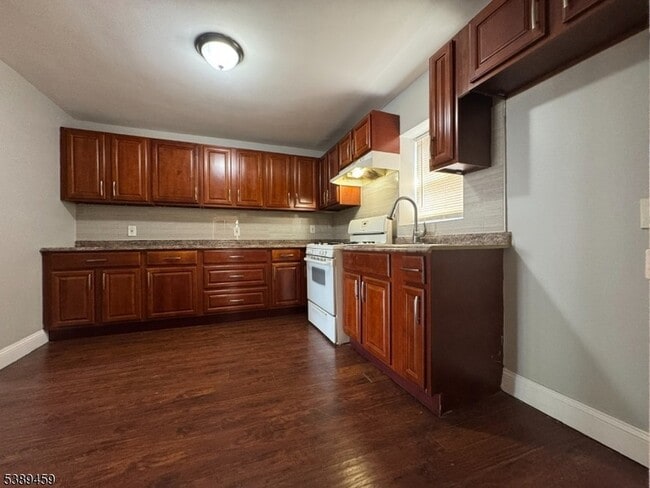 Building Photo - 12 E 10th St