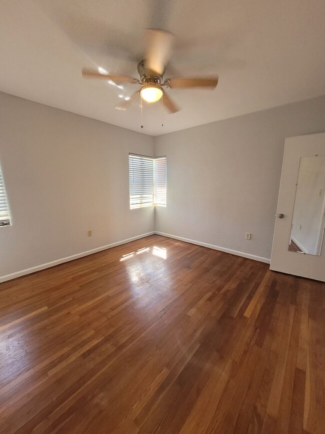 Building Photo - Renovated 2 bed 1 bath Spacious apt in the...