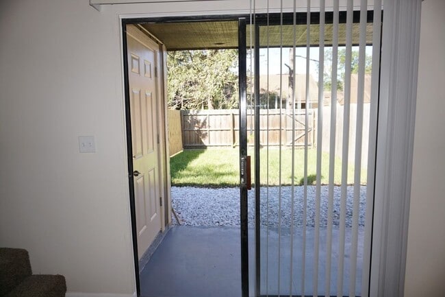Building Photo - 2 Bedroom, 2 full bath Townhouse Near NAS Jax