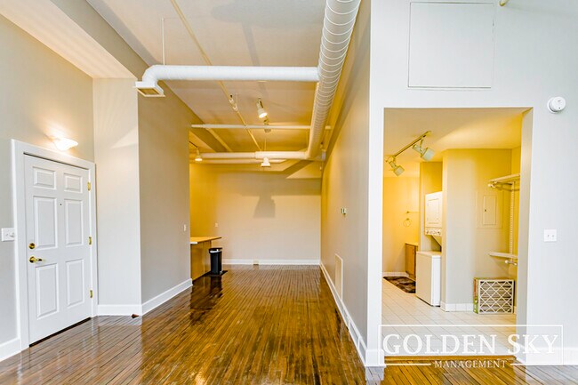 Building Photo - 301 S Walnut St