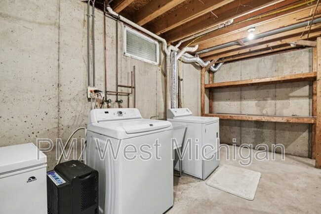Building Photo - 6593 Crownpointe Dr SW