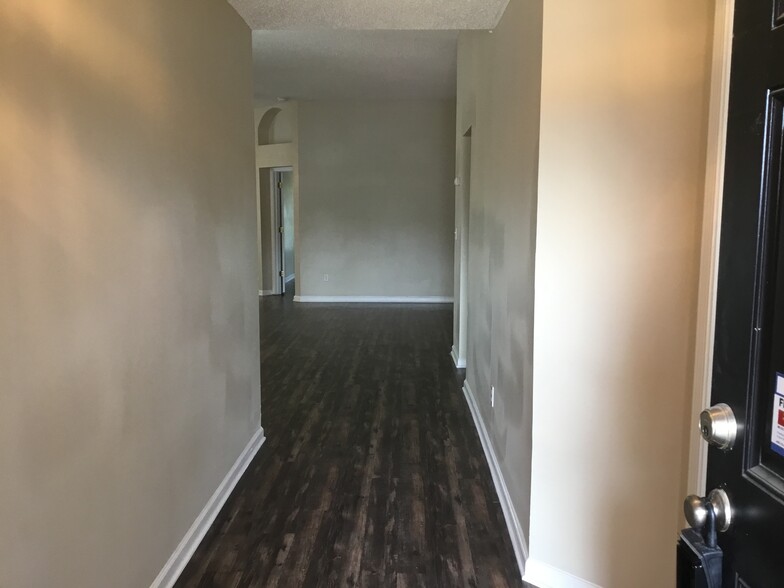 Building Photo - 6701 Southern Oaks Dr
