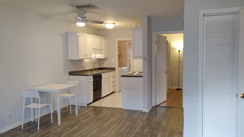 Building Photo - 502 Oak Circle Dr