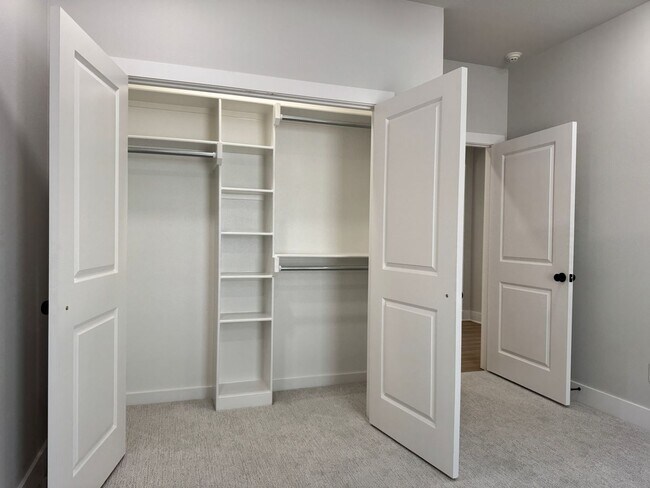 Building Photo - 9256 Villas Ct