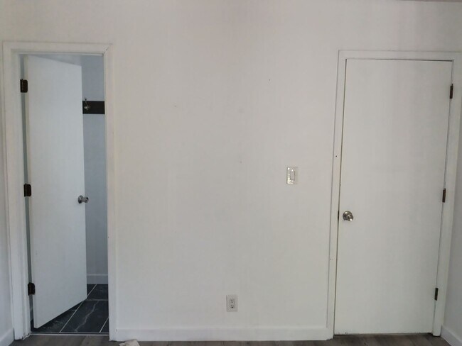 Building Photo - 2-bedroom, 1.5-bathroom home located in the vibrant city of Albuquerque