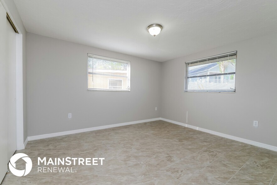 Building Photo - 2472 Waneta Dr