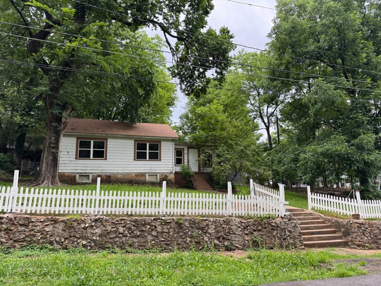 Primary Photo - 109 Shelby St