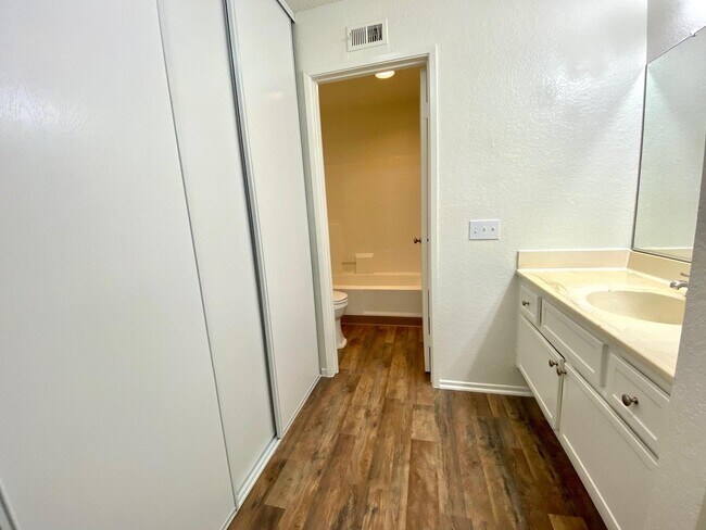 Building Photo - 2554 Olive Dr