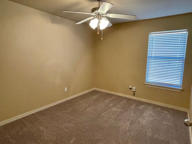 Building Photo - Edmond Home in Gated Community & Deer Cree...