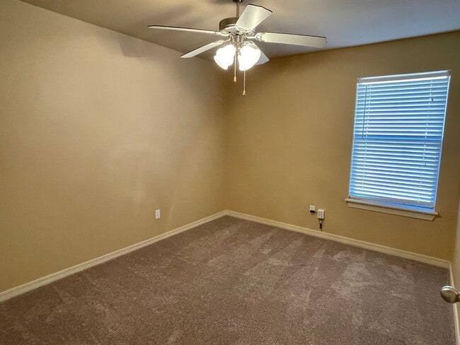 Building Photo - Edmond Home in Gated Community & Deer Creek Schools!
