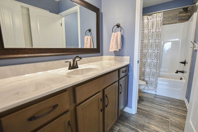 Building Photo - Pet Friendly Four Bedroom!