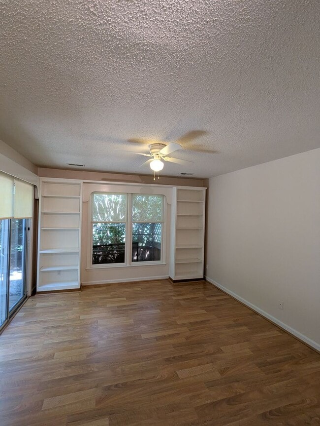 Building Photo - Beautiful townhouse with lakeside views, convenient to Chapel Hill and Durham!