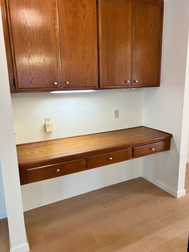 Building Photo - Grand Ave Barakat