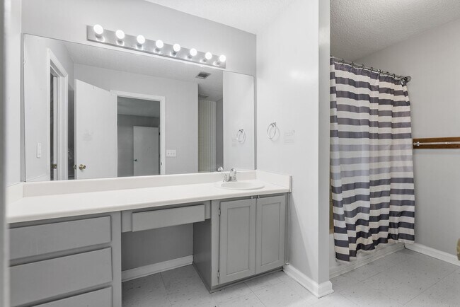 Building Photo - 3 BED | 2 BATH | NEWLY RENOVATED