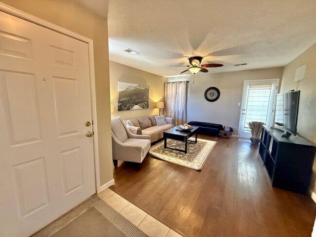 Building Photo - Beautiful Updated 3 Bedroom / 2 Bathroom Home in Prime Rio Rancho Location