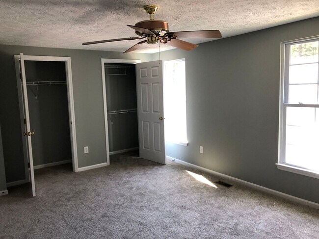 Building Photo - Townhouse-Village of Thomas Run-4 Bathrooms!!