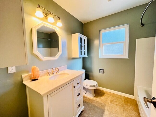 Building Photo - Charming and Move-in Ready 3BD/2BA, Single...