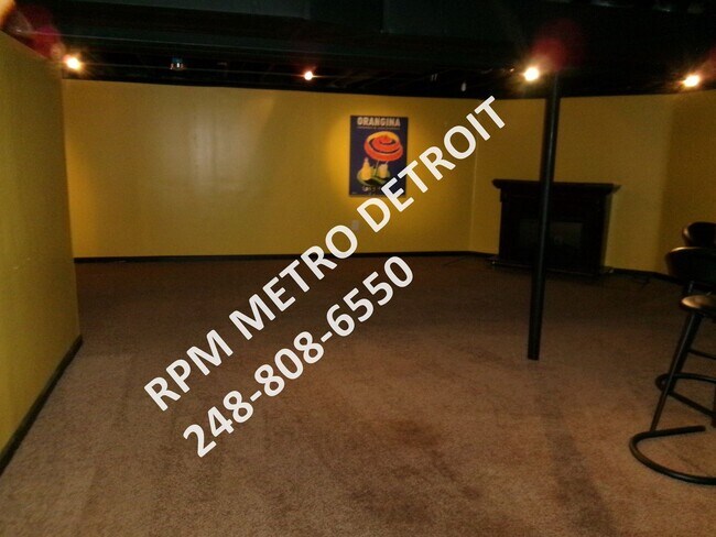 Building Photo - SPACIOUS HOME IN BROWNSTOWN