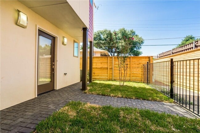 Building Photo - 2 Bed Option in East Dallas Townhome off Greenville Lakewood Neighborhood