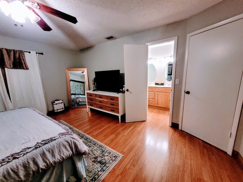 Master Bedroom - 11922 Congressional Dr
