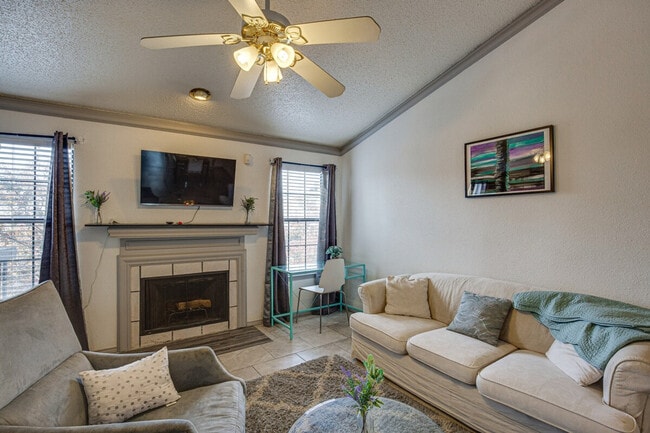 Building Photo - 8750 Park Ln