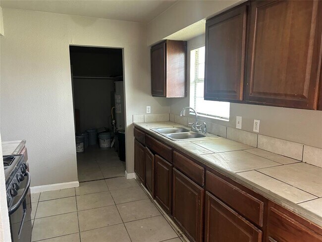 Building Photo - 8910 Strathmore Dr