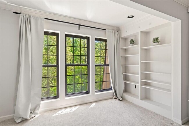 Building Photo - 24307 Plantation Dr NE