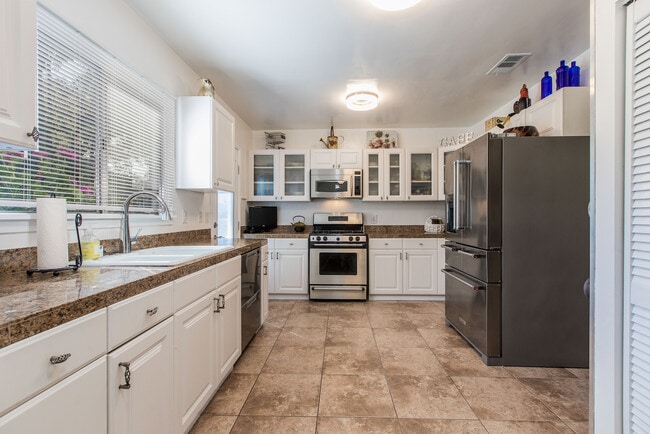 Kitchen - 5440 Ben Ave