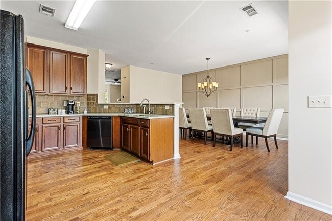 Building Photo - 1565 Oakdale Bluffs Dr