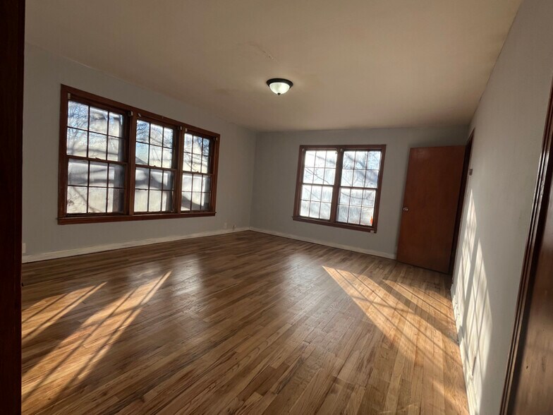 Building Photo - 216 Pine St