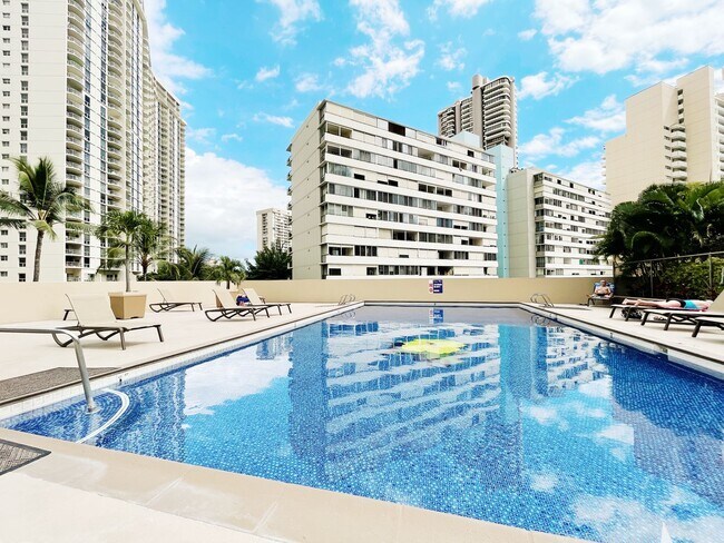 Building Photo - Downtown Waikiki 1/1 with Central A/C.  Re...