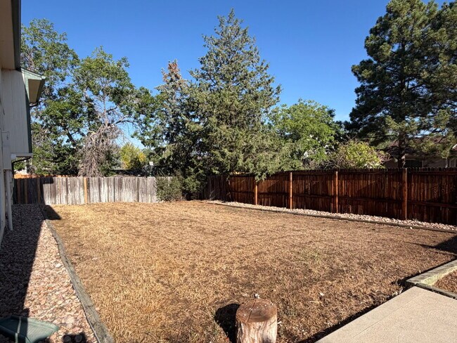 Building Photo - Spacious 4 bedroom, 3 bathroom home in the heart of Aurora is ready for immediate move in! Conven...