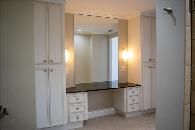 Building Photo - 1 Beach Dr SE