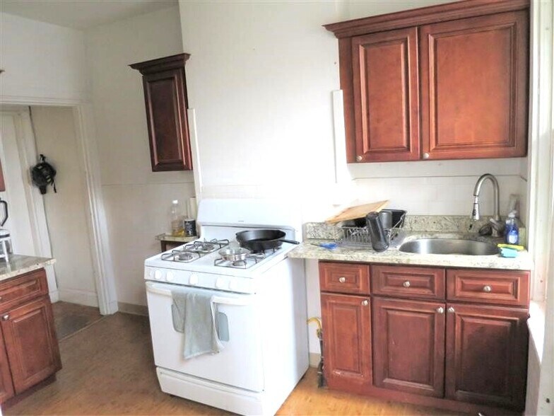 Building Photo - 17 Putnam Ave