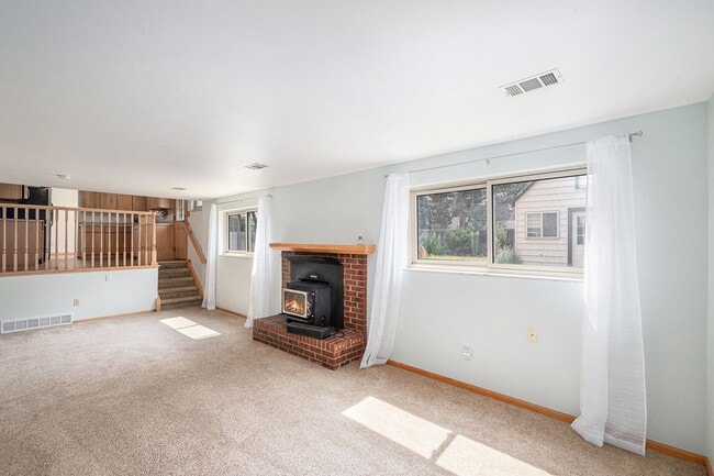 Building Photo - Spacious 5 Bedroom in the Heart of Littleton!