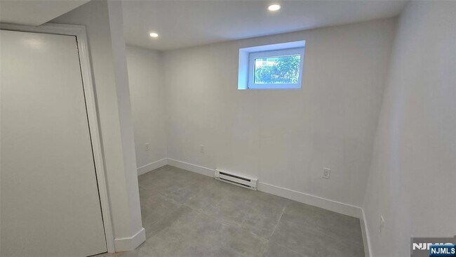 Building Photo - 40 Beechwood Rd