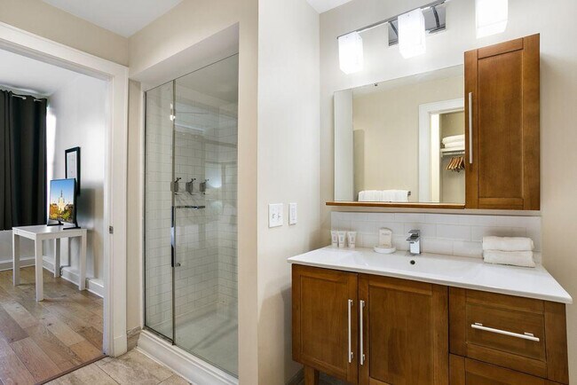 Building Photo - 925 Common St